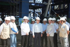 El presidente de Petrovietnam, Le Manh Hung, inspecciona el progreso de la construcción del proyecto de la central térmica Long Phu 1. (Foto: Petrovietnam)