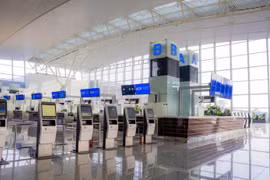 Los pasajeros reciben apoyo a través del sistema de pantallas multifuncionales. (Foto: Phan Cong/Vietnam+)