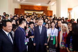 El secretario general del Partido Comunista de Vietnam, To Lam, y los estudiantes y jóvenes sobresalientes y representativos de minorías étnicas de todo el país. (Foto: VNA)