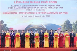 El secretario general del Partido Comunista de Vietnam, To Lam, el primer rministro Pham Minh Chinh y delegados inauguran proyectos y obras. Foto: Thong Nhat/VNA