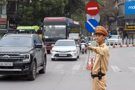 La policía de Hanoi regula el tráfico en vísperas de la celebración del Día Nacional. (Foto: VNA)