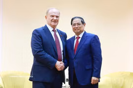 El primer ministro de Vietnam, Pham Minh Chinh, y el presidente del Partido Comunista de la Federación de Rusia, Gennady Ziuganov. (Foto: VNA)