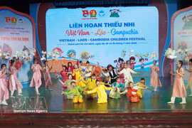 Actuación artística en la ceremonia de clausura del Festival Infantil de los tres países Vietnam-Laos-Camboya. Foto: VNA