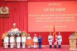 El miembro del Buró Político y miembro permanente del Secretariado del Comité Central del Partido Comunista de Vietnam, Tran Cam Tu, entrega el certificado del título de Héroe de las Fuerzas Armadas Populares a la Dirección de Seguridad Interior. (Foto: VNA)