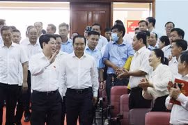 El presidente de Vietnam, Luong Cuong, y los votantes. (Foto: VNA)