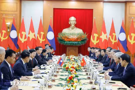 Panorama de la reunión entre el secretario general del Partido Comunista de Vietnam (PCV), To Lam, y el secretario general del Partido Popular Revolucionario y presidente de Laos, Thongloun Sisoulith. (Fuente: VNA)