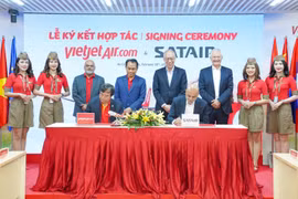 El vicepresidente de Vietjet, Nguyen Duc Thinh (izquierda) y Paul Lochab, director de operaciones de Satair (derecha), en representación de ambas compañías, firman un acuerdo plurianual para los Servicios de Materiales Integrados (IMS) de Satair para la flota Airbus de Vietjet. (Fuente: Vietjet)