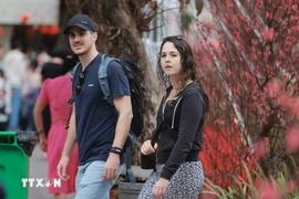 Turistas internacionales visitan Hanoi en el Tet. (Foto: VNA)