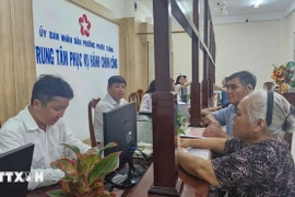 Una gran cantidad de personas acudió a realizar trámites administrativos el primer día de operaciones del gobierno de dos niveles en el distrito de Phuoc Thang, Ciudad Ho Chi Minh. (Foto: VNA)