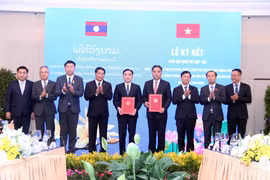 Representantes de Ciudad Ho Chi Minh y Vientiane firman el memorando de entendimiento para impulsar la cooperación bilateral durante el período 2026-2030. (Foto: VNA)