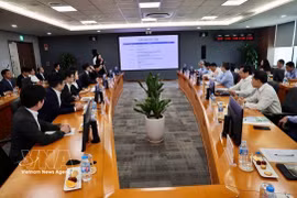 Nguyen Thanh Nghi, jefe de la Comisión de Políticas y Estrategias del Comité Central del Partido, durante la visita de trabajo al Centro de Investigación y Desarrollo de Samsung Vietnam. (Foto: VNA)