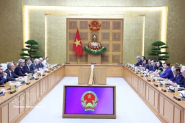 El viceprimer ministro de Vietnam, Tran Hong Ha, sostiene la reunión con la misión de inspección de la Comisión Europea. Foto: VNA