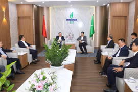 Dirigentes de BSR reciben a la delegación del Ministerio de Industria y Comercio de Laos. (Foto: nangluongvietnam.vn)