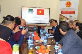 El consejero comercial Hoang Duc Nhuan y los delegados en la reunión. (Foto: VNA)