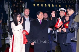 El primer ministro Pham Minh Chinh llega a Varsovia. (Foto: VNA)