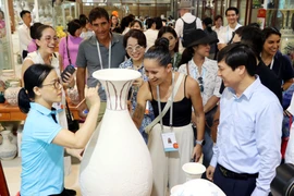 Visitantes internacionales exploran la cerámica vietnamita Chu Dau