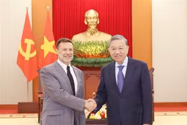 El secretario general del Partido Comunista de Vietnam, To Lam, (D) recibe al saliente embajador australiano, Andrew Goledzinowski. (Fuente: VNA)
