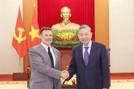 El secretario general del Partido Comunista de Vietnam, To Lam, (D) recibe al saliente embajador australiano, Andrew Goledzinowski. (Fuente: VNA)