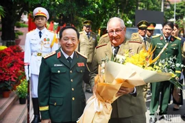 El general Trinh Van Quyet, jefe del Departamento General de Política del Ejército Popular de Vietnam, recibe al ministro de las Fuerzas Armadas Revolucionarias de Cuba, Álvaro López Miera. (Foto: VNA)