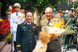 El general Trinh Van Quyet, jefe del Departamento General de Política del Ejército Popular de Vietnam, recibe al ministro de las Fuerzas Armadas Revolucionarias de Cuba, Álvaro López Miera. (Foto: VNA)