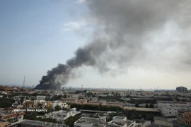 Humo se eleva después de que un misil iraní impactara la sede de la flota de la Marina de Estados Unidos en Manama, Baréin. Foto: AA/VNA