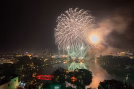Vietnam da la bienvenida al año nuevo con espectáculos de fuegos artificiales