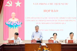 El viceministro de la Oficina del Presidente Can Dinh Tai preside la rueda de prensa (Foto: VNA)