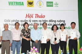 Otorgamiento de certificados de derechos para utilizar la marca de arroz verde vietnamita de bajas emisiones a empresas calificadas. (Foto: baochinhphu.vn)