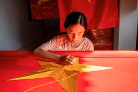 Aldea de confección de banderas Tu Van teñida de rojo en los días históricos de agosto