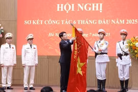 El presidente Luong Cuong entrega la Orden de Trabajo de tercera clase al Ministerio de Seguridad Pública (2025). Foto: Lam Khanh - VNA