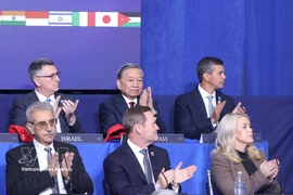 El secretario general To Lam (centro, fila de atrás) y los delegados asisten a la sesión inaugural de la Junta de Paz para Gaza. (Foto: VNA)