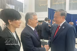 El secretario general To Lam (derecha) se reúne con el presidente de Uzbekistán, Shavkat Mirziyoyev, al margen de la reunión de la Junta de Paz para Gaza en Estados Unidos. (Foto: VNA)