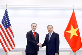 El secretario general del Partido Comunista de Vietnam, To Lam, y el representante comercial de Estados Unidos, Jamieson Greer. (Foto: VNA)
