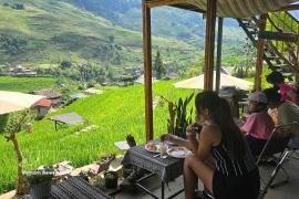 Las cafeterías con vistas a los exuberantes arrozales en terrazas, en contacto con la naturaleza, en Ta Van son populares entre los turistas. (Foto: VNA)