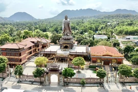 Estatua de Amitābha de 24 metros en la pagoda Kim Tien en An Giang