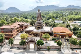 Estatua de Amitābha de 24 metros en la pagoda Kim Tien en An Giang