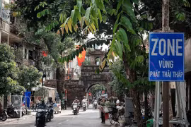 Un letrero que señala una Zona de Bajas Emisiones junto a O Quan Chuong, una de las principales puertas de acceso al casco antiguo de Hanoi. (Foto: VNA)