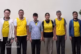 Los seis sospechosos en la sede de la policía. (Foto: VNA)