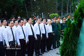 El primer ministro Le Minh Hung ofrece flores e incienso ante el monumento del difunto secretario general Tran Phu y los héroes mártires en el parque Le Thi Rieng. Foto: VNA