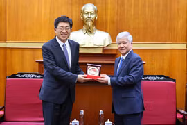 El presidente del Comité Central del Frente de la Patria de Vietnam, Do Van Chien, (derecha) recibe al primer secretario del Comité Central de la Liga de la Juventud Comunista de China, A Dong. (Foto: VNA)