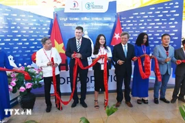 El viceprimer ministro cubano, Oscar Pérez-Oliva Fraga (tercero desde la izquierda), el embajador de Vietnam en Cuba, Le Quang Long (quinto desde la izquierda), y el presidente de la junta directiva de la Corporación Thai Binh, Tran Thanh Tu (segundo desde la izquierda), cortan la cinta inaugural del stand vietnamita. (Foto: VNA)