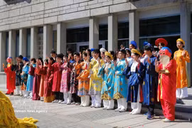 El desfile de trajes tradicionales vietnamitas frente al Ayuntamiento de Lorient causó una gran impresión en el público francés. (Foto: VNA)