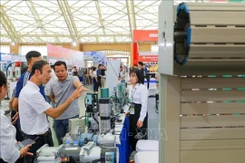 Visitantes recorren los stands en la Exposición Internacional de la Industria de Puertas de Vietnam 2025. (Foto: VNA)