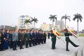 El secretario general del Partido, To Lam, ofrece incienso para conmemorar a los mártires heroicos en un sitio conmemorativo de la ciudad de Da Nang. (Foto: VNA)