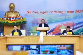El primer ministro Pham Minh Chinh preside una reunión para acelerar progreso de proyectos de carreteras. (Foto: VNA)