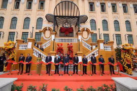 El secretario general To Lam y el presidente Luong Cuong, junto con los demás líderes del Partido y el Estado, realizan el corte de cinta, marcando oficialmente la inauguración del nuevo edificio de la Oficina Presidencial. (Foto: VNA)