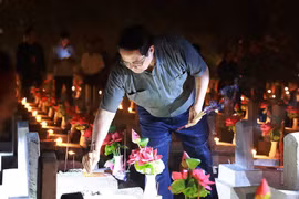 El primer ministro de Vietnam, Pham Minh Chinh, rinde homenaje a los caídos. (Foto: VNA)