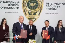 El ministro de Seguridad Pública de Vietnam, general Luong Tam Quang, y el director del Servicio Federal de Cooperación Técnico-Militar de Rusia, Dmitry Shugaev, firman un acuerdo de cooperación. (Foto: VNA)