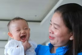 Una niña acompaña a su madre en la ceremonia de reconocimiento a familias ejemplares con dos hijas, organizada por la provincia de Hau Giang el 5 de enero de 2023. (Foto: VNA)