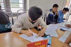 Un mostrador guía a los usuarios para realizar trámites administrativos en el Centro de Servicios Administrativos de la comuna de Tua Sin Chai, provincia de Lai Chau. (Foto: VNA)